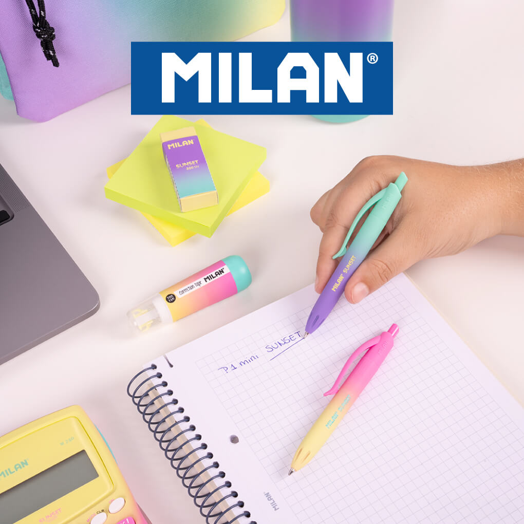 Secretária com artigos da Milan
